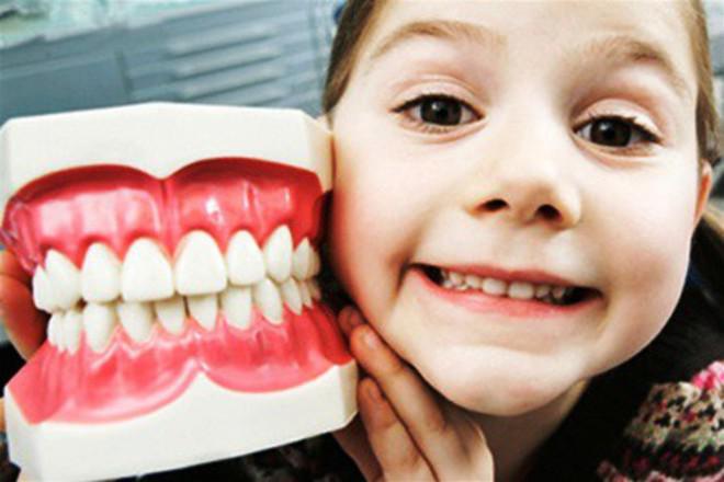 У ребёнка зубы «не на месте»: само пройдёт или надо лечить?