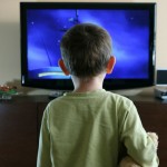 От чрезмерного просмотра ТВ ребенок слабеет