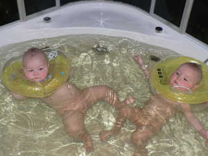 Учить плавать малыша с первых месяцев жизни просто: это можно делать в большой ванне