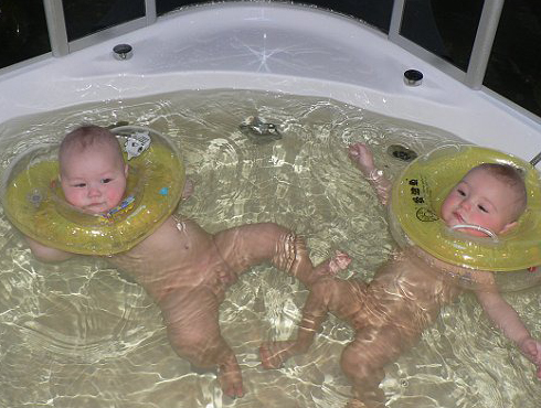 Учить плавать малыша с первых месяцев жизни просто: это можно делать в большой ванне