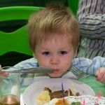 Как привить ребенку правила поведения за едой?