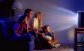 заменять телевизором общение с семьей, родными