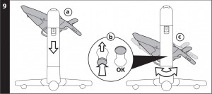 9 КАЧАЛКА: чтобы превратить стульчик в качалку, установите сидение в самое нижнее положение (рис_a), нажмите на красные кнопки, имеющиеся на внутренней части опорных стоек, и потяните их по направлению вверх (рис_b). Сидение в положении качалки (рис_c).