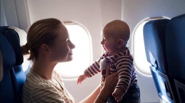 Во время взлета и посадки для профилактики закладывания ушей дайте ребенку что-нибудь пососать