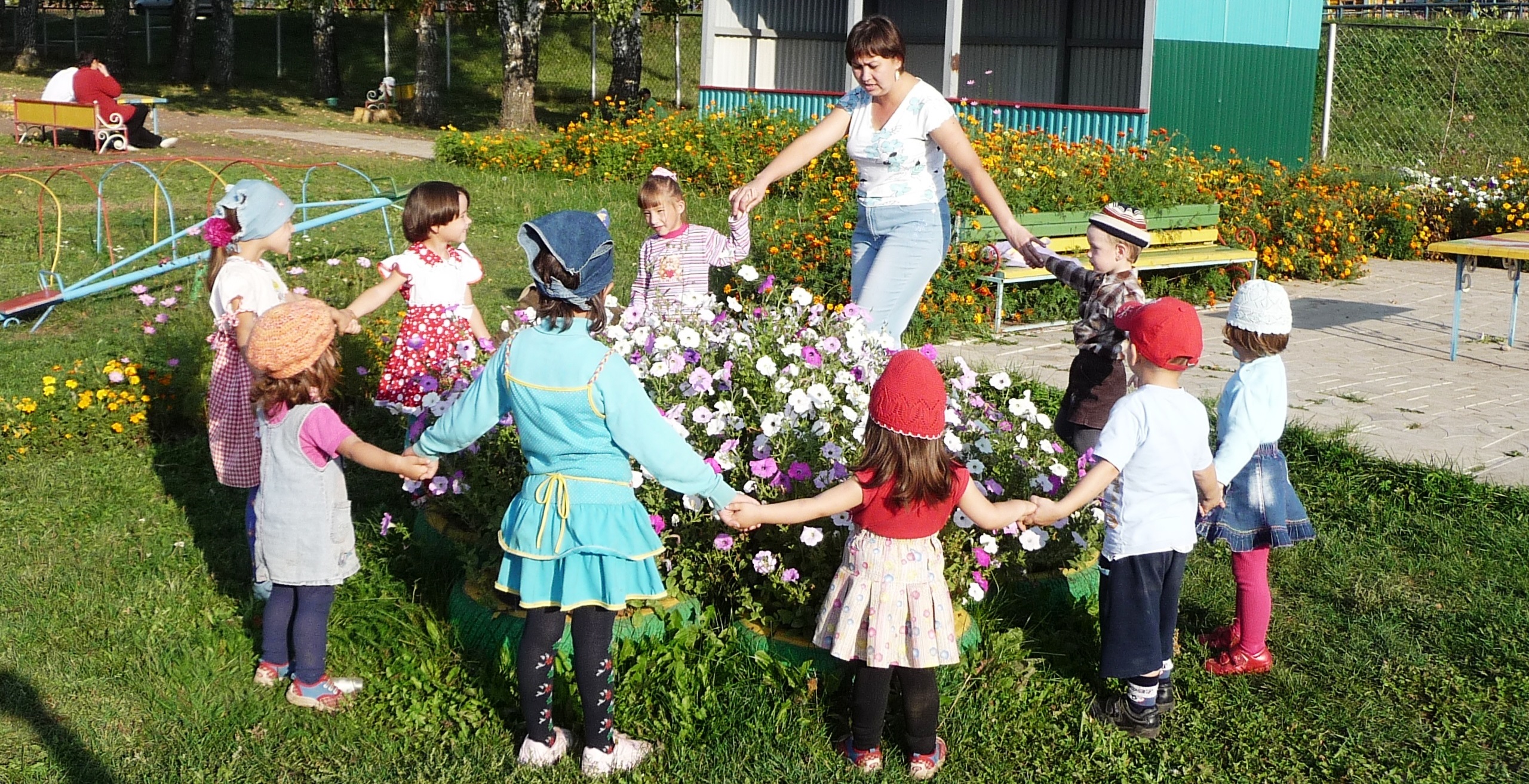 Детский экологический праздник. Экологическое воспитание в детском саду. Экологическое мероприятие в садике. Прогулка в детском саду. Экология в саду.