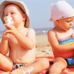 Как вести себя на пляже с ребенком