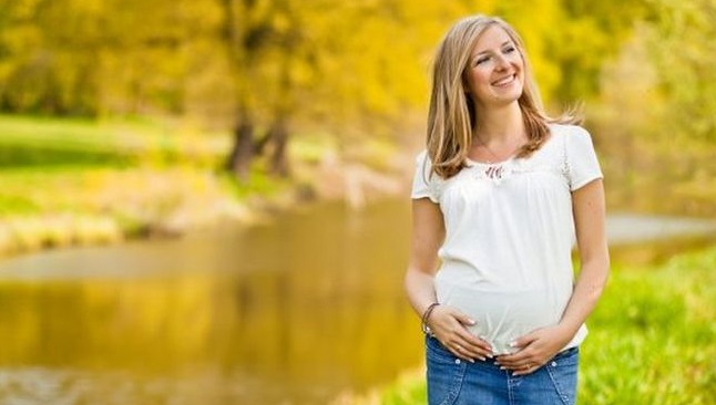 беременная женщина у воды