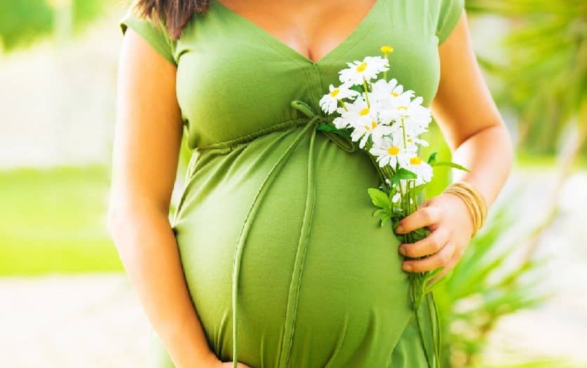 беременная с цветами
