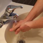 Дерматолог объяснила, почему нельзя часто мыть руки