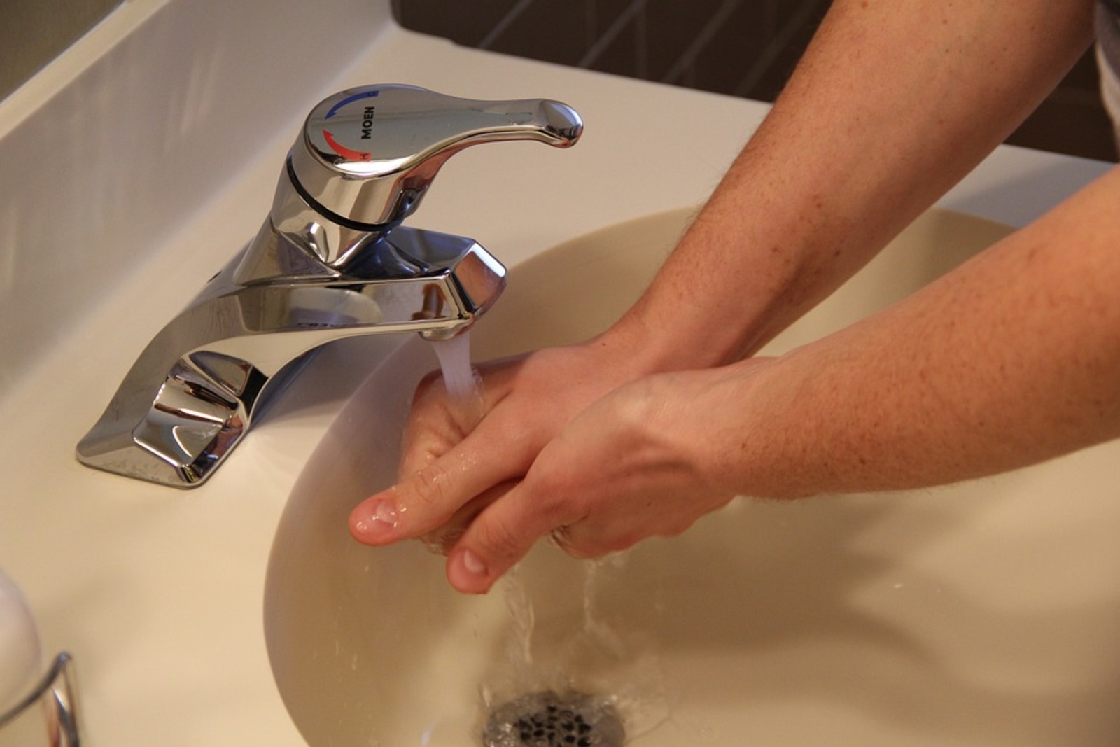 Дерматолог объяснила, почему нельзя часто мыть руки