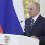 Путин поручил увеличить выплаты для семей с низкими доходами
