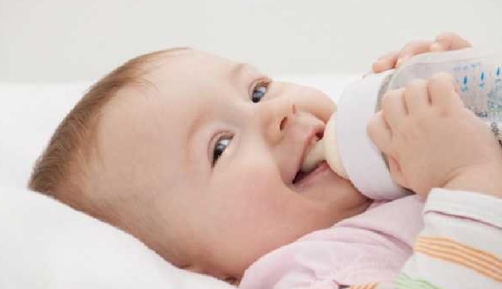 младенец ест из полипропиленовой бутылочки
