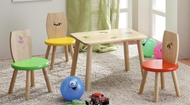 три детских стула и детский стол