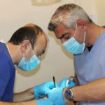 Челюстно-лицевой хирург-стоматолог помогает пациентам